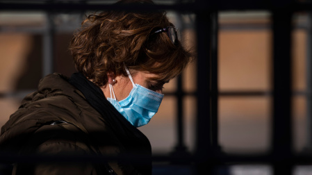 Una mujer utiliza dos mascarillas