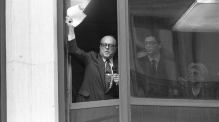 Manuel Fraga dimite como Presidente de Alianza Popular.Varios centenares de seguidores del Presidente, concentrados ante la sede central de Alianza Popular en su apoyo. Fraga estaba reunido con la Junta Directiva Nacional de AP, ante la que anunció su dimisión oficial.