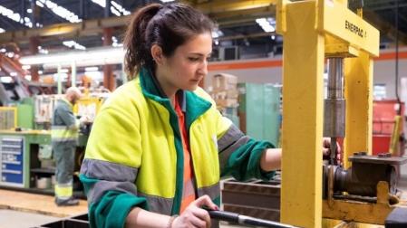 Una mujer trabajando en Ferrocarrils de la Generalitat de Catalunya (FGC)