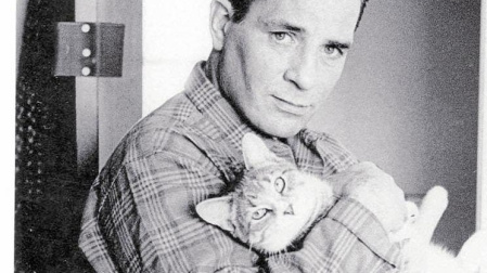 El escritor Jack Kerouac, exponente de la generación Beat, con su gato Tyke