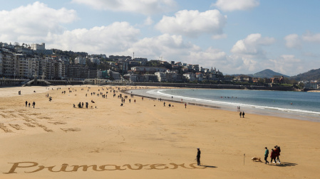 SAN SEBASTIÁN, - La palabra Primavera escrita en la arena de la playa de La Concha de San Sebastián, donde aunque los cielos han amanecido muy nubosos se han abierto amplios claros en el transcurso de las horas EFE/Javier Etxezarreta