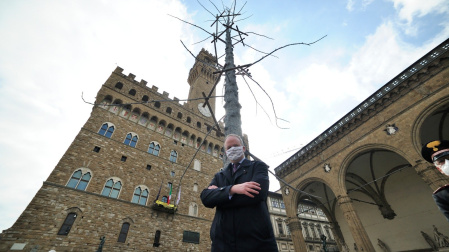 Eike Schmidt y la escultura de Giuseppe Penone "Abete"