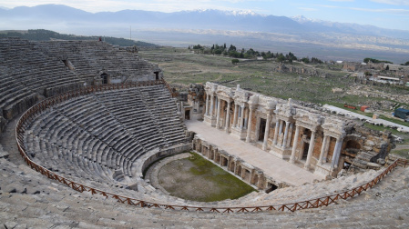 En Hierápolis se puede encontrar también uno de los teatros romanos mejor conservados de Europa.