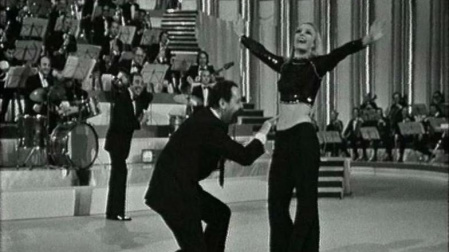 Raffaella Carrà y Alberto Sordi, bailando el "Tuca Tuca"