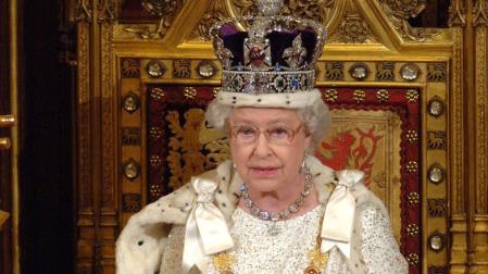 La reina Isabel II con la corona imperial.