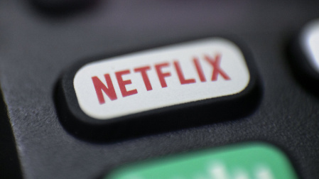 Netflix se ha convertido en el estándar de mercado de las plataformas de streaming, precisamente por su enorme oferta de contenidos. Pero por este mismo motivo, también debe ocultar gran parte de los títulos | Fuente: AP Photo/Jenny Kane