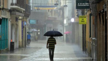 Una persona caminando bajo la lluvia