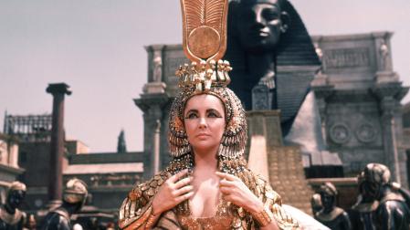 Liz Taylor se puso bajo las órdenes de Joseph L. Mankiewicz, en 1963, para convertirse en toda una faraona, Cleopatra