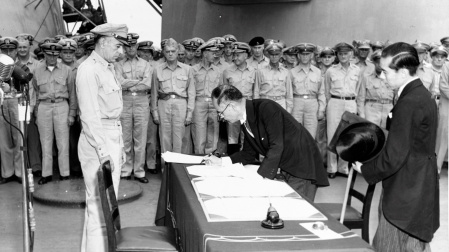 El ministro de Exteriores japonés, Mamoru Shigemitsu, firmando la Rendición a bordo del "USS Missouri" el 2 de septiembre de 1945. A su lado, el general norteamericano Sutherland