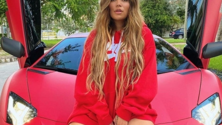 Karol G con uno de sus Ferrari