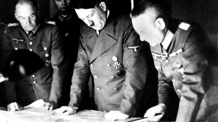 Adolf Hitler estudiando un mapa de la guerra en Rusia el 7 de agosto de 1941