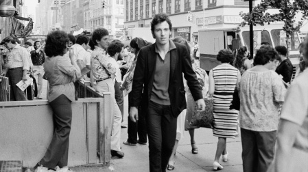 Springsteen caminando por las calles de Nueva York a finales de la década de los setenta