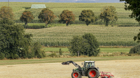 Un tractor arando un campo de cultivo