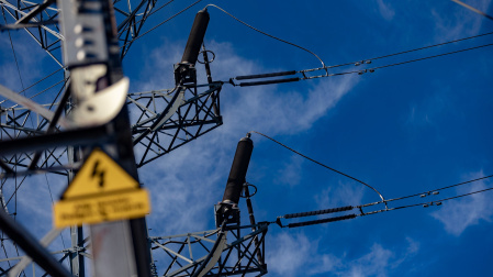 Una torre eléctrica de alta tensión