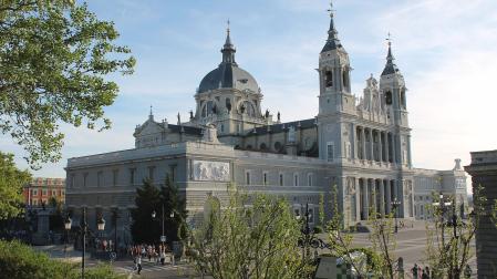 Catedral de la Almudena desde el ángulo noreste