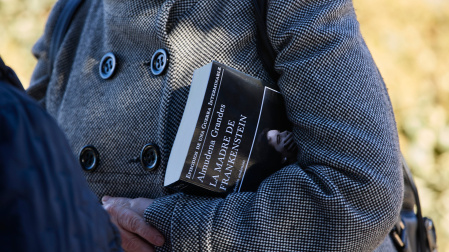 Una mujer con un libro de Almudena Grandes bajo el brazo