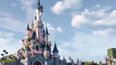 Disneyland París es el destino turístico más visitado de Europa, recibiendo cerca de 15 millones de visitantes anuales, lo que hace a Francia ser el país más visitado del mundo, aunque ligeramente por encima de España