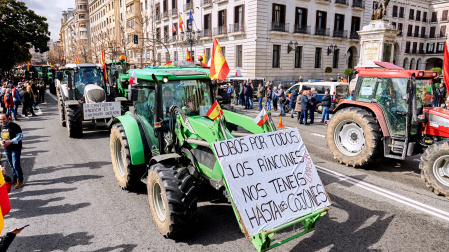 Manifestantes y tractores, con pancartas y banderas de España, en una marcha en Santander