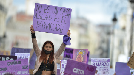 Una joven durante una manifestación en el 8M