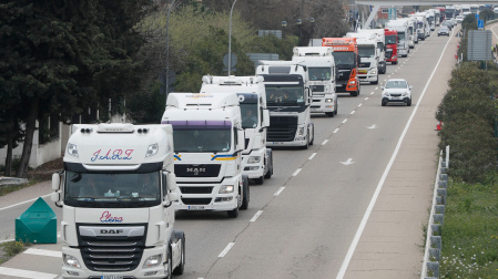 Camioneros durante una marcha lenta