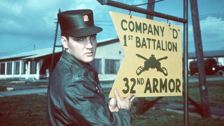 En los 60, Elvis Presley se alistó en el Ejército y comenzaría su cuesta abajo