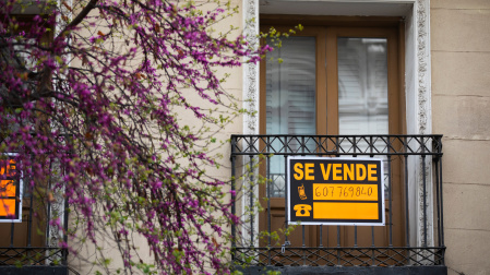 Cartel de Se Vende en una vivienda