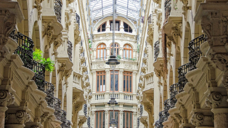 El pasaje de Lodares es una de las tres galerías modernistas existentes en España