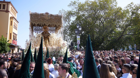 La Virgen de la Esperanza de Triana entra en su barrio, en la Semana Santa en Sevilla 2022. Joaquín Corchero / Europa Press