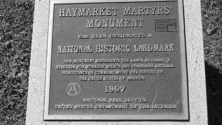 Placa conmemorativa dedicada a "los mártires de Haymarket" en el que alguien escribió con rotulador: "Primero tomaron vuestras vidas, ahora explotan vuestra memoria" | Dominio Público