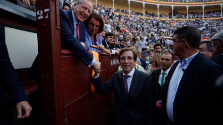 El alcalde de Madrid, José Luis Martínez Almeida (c), a su llegada al festejo taurino de San Isidro con los diestros Morante de la Puebla, El Juli y Pablo Aguado y los toros de Álvaro Martínez Conradi, este miércoles en la Monumental de Las Ventas en Madrid.