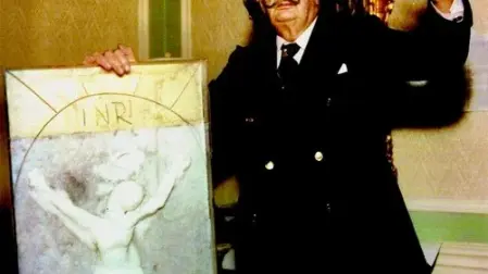 Salvador Dalí, junto a su obra recién apodada como "Lost wax"