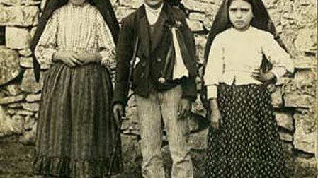 Los tres pastorcitos de Fátima: Lucía dos Santos (izda.), y sus primos, Francisco Marto y Jacinta Marto