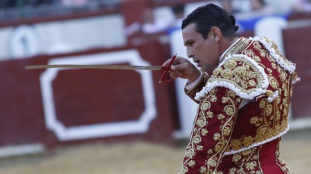 El diestro José María Manzanares, en su faena durante la corrida mixta que se ha celebrado hoy sábado en la plaza de Toros de Valladolid