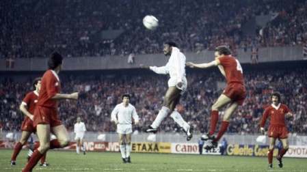 Cunningham disputa un balón de cabeza con Phil Thompson, capitán del Liverpool, en la final de la Copa de Europa de 1981