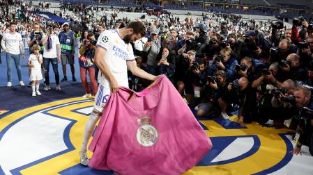 Nacho Fernández cumplió la tradición de dar unos capotazos durante la celebración del Real Madrid en Saint Denis