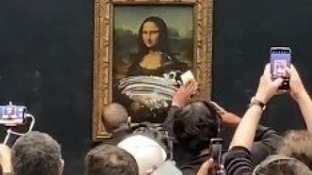 Retrato de la Mona Lisa o Gioconda en el Museo del Louvre de París tras ser atacado con un pastel