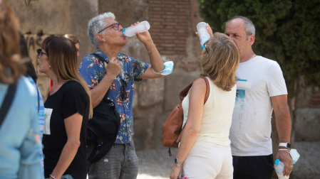 Personas hidratándose para paliar la calor. 