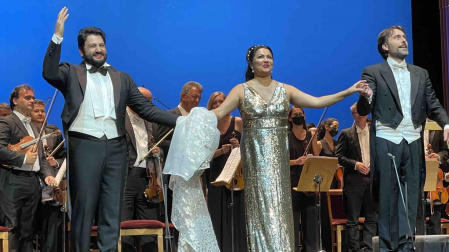 Anna Netrebko entre Elchin Azizov, a su derecha, y Michelangelo Mazza