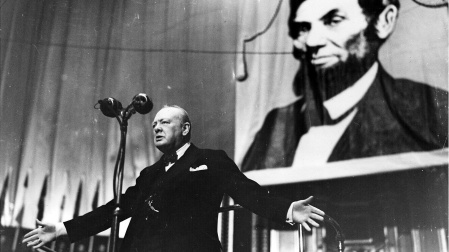 Winston Churchill, durante uno de sus discursos con la figura de Lincoln detrás