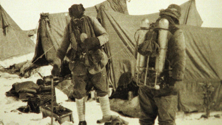 La última foto de George Mallory y Andrew Irvine.  Fue tomada el 7 de junio de 1924 antes de partir hacia la cima del Everest.