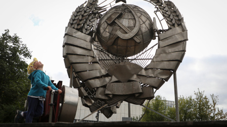 Un niño juega con su patín en el monumento de la Unión Soviética que se encuentra frente al Parlamento ruso en el centro de Moscú