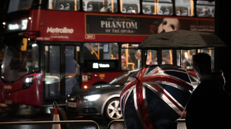 Londinenses observan bajo la lluvia el traslado del ataúd de Isabel II a Buckingham