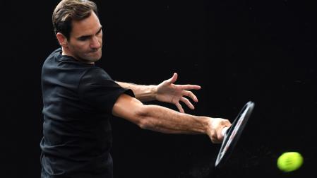 Roger Federer golpea una derecha en un entrenamiento para la Laver Cup