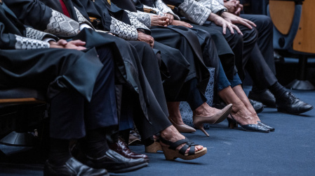 Los zapatos de varios jueces durante el acto de apertura del año judicial 2022-2023 del Tribunal Superior de Justicia de la Comunitat Valenciana  (TSJCV) | Fuente: Jorge Gil / Europa Press