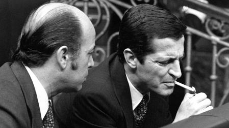 Adolfo Suárez fumando en su escaño del hemiciclo del Congreso, junto a Francisco Fernández Ordóñez