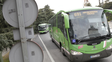 Un autobús circulando en Madrid