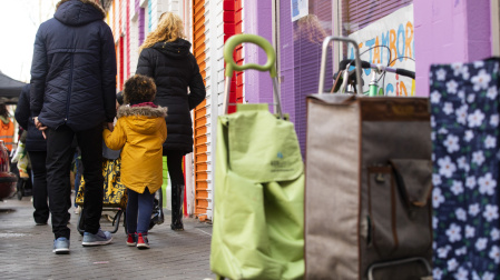 Cola de reparto de alimentos en Aluche a familias vulnerables por parte de la asociación de vecinos AVA