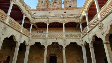 Patio de la Casa de las Conchas de Salamanca.