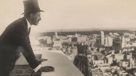 El rey Alfonso XIII contempla las vistas de Madrid desde la azotea del edificio de Telefónica, en octubre de 1927