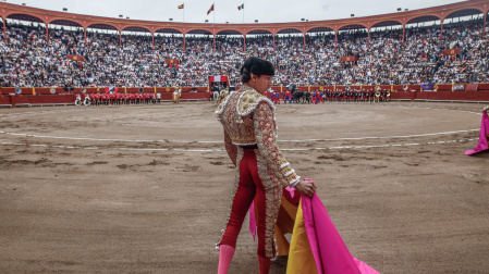 AME3080. LIMA (PERÚ), 13/11/2022.- El torero peruano Andrés Roca Rey actúa durante la última corrida de toros en la Plaza de Acho, hoy, en Lima (Perú). EFE/ Aldair Mejia